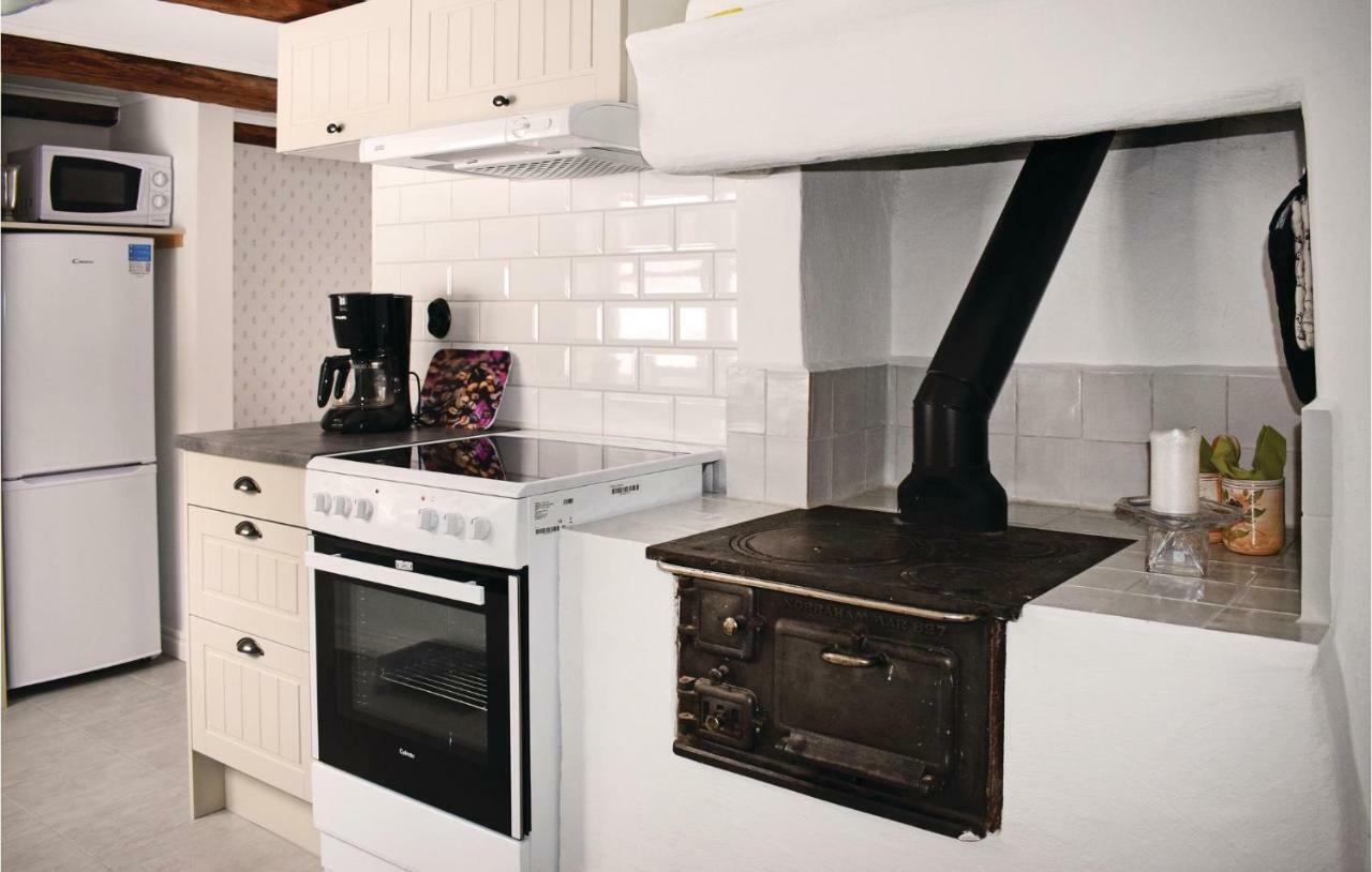 Stunning Home In Tjaellmo With Kitchen Bagian luar foto